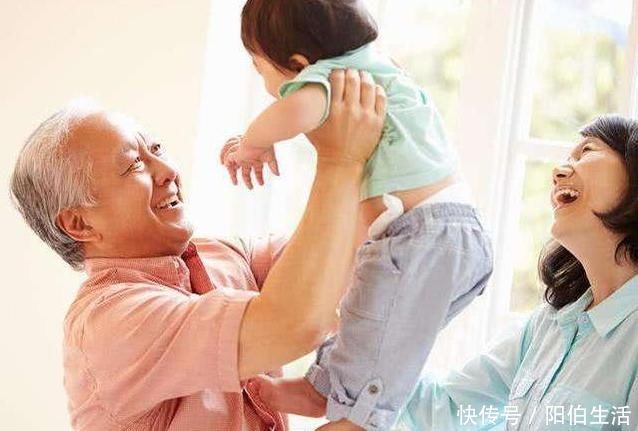 红包|孙子外孙都一样疼!母亲给俩孩子发红包后,女儿默默留下了眼泪