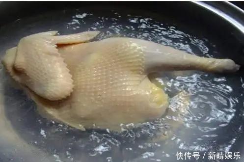 做白切鸡万万不可下锅烫煮，用这一招做法，肉汁鲜嫩，香滑皮爽