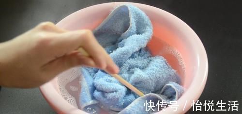 毛巾脏别再洗衣液洗, 洗的时候加一点它, 洗完毛巾就跟新的一样干净