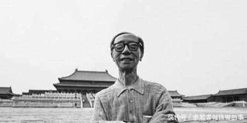 专家|老人去故宫游玩,专家正在介绍花瓶:这是文物,老人:那是我的尿壶