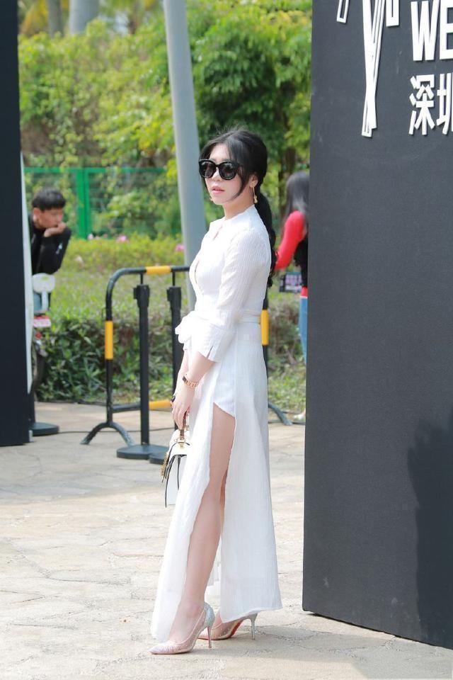 街拍貌美肤白的长裙美女,一身白很显女神气质!