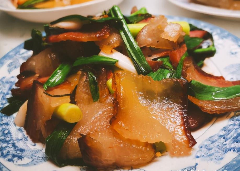 腊肉为啥一炒就硬?原来不能直接下锅炒,多加1步,腊肉香又嫩