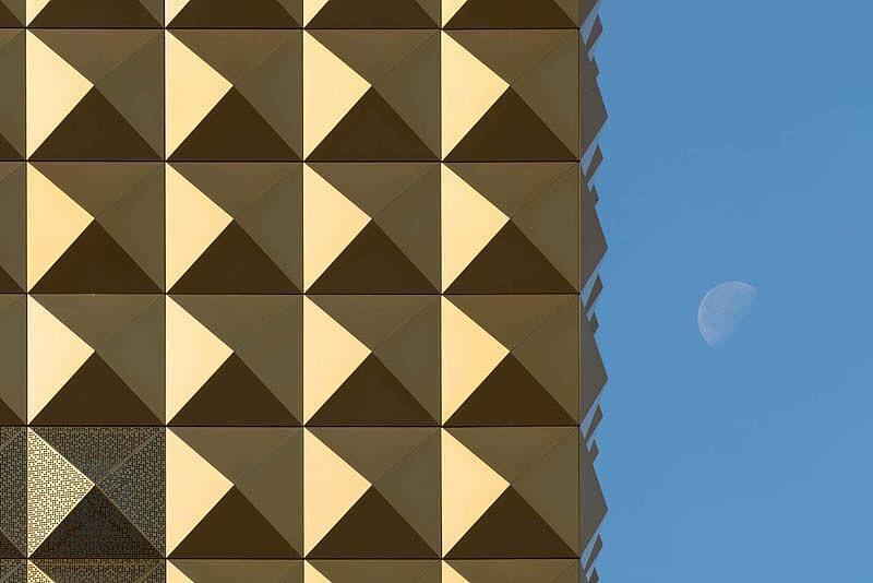 挑战|摇滚博物馆挑战地心引力、布满金色饰钉的建筑设计