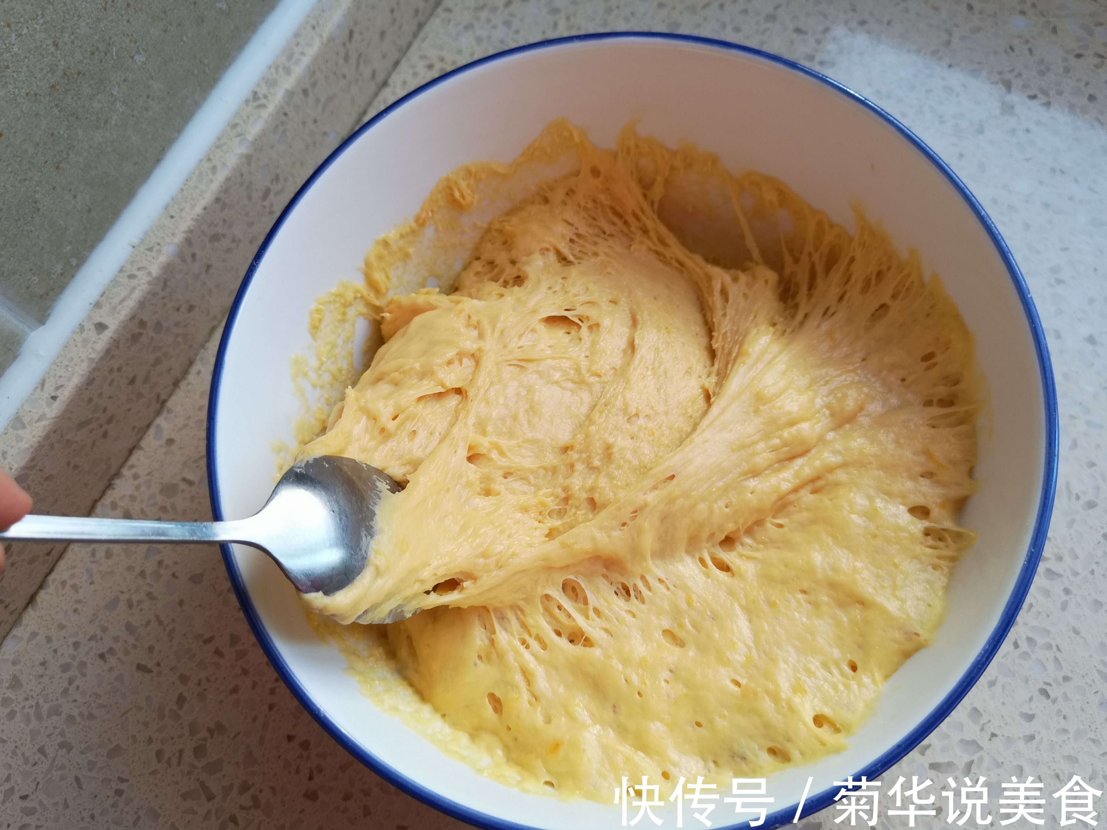 红薯别再烤着吃了,加上面粉,筷子一搅,做出松软好吃的发糕