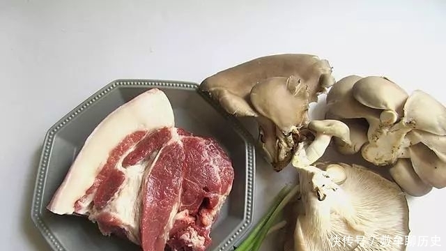 好吃|2分钟教会你家常菜“猪肉炖粉条”的做法，好吃得停不下来