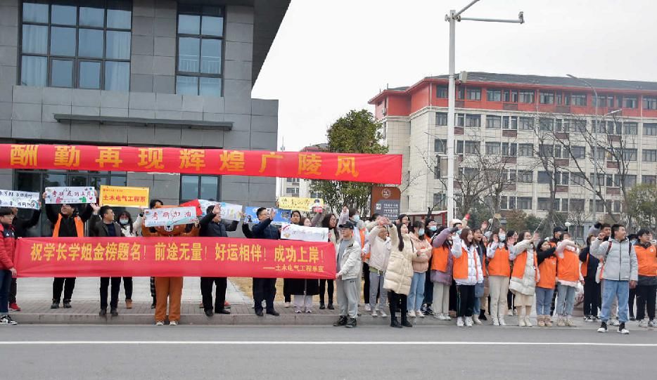 扬大考点昨迎来万名考生