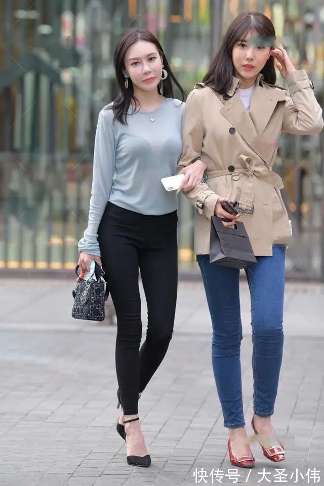 针织服 美女街拍:天蓝色针织服,搭配高跟鞋,轻柔明亮,尽显优雅气质