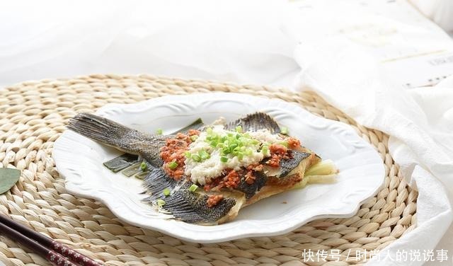 我家蒸鱼从不用料酒,两种食材放鱼上,蒸一蒸,味道又鲜又香