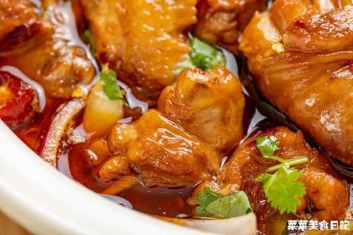 却不是当地小吃的，得知要10万加盟费后，先吃干锅鸡肉