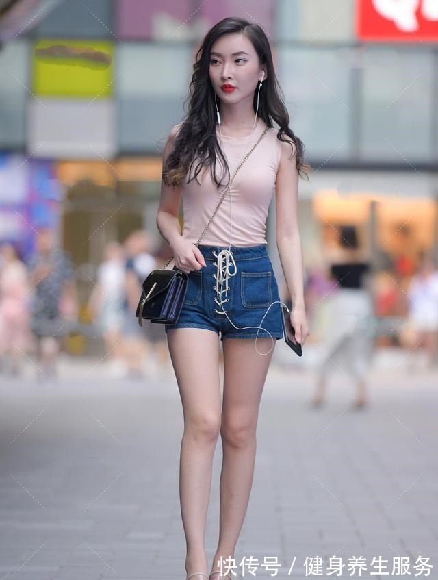 女性 粉色圆领背心搭配蓝色热裤，随着天气的变化，服饰也变得简约起来！
