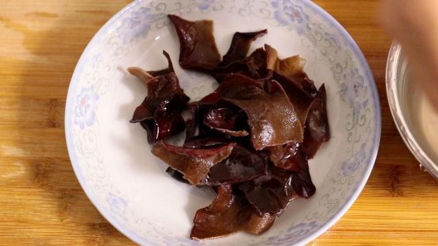 蒜苔最好吃的做法，酸脆可口，每次吃都不够，比肉还好吃