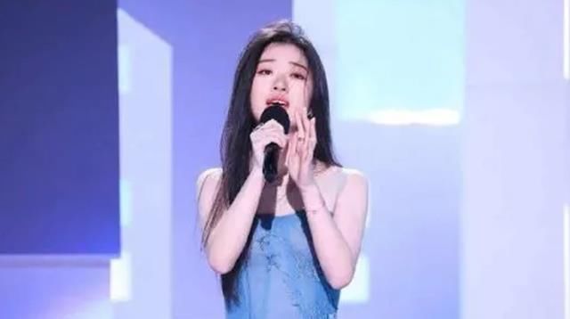 夺冠 18岁的单依纯《好声音》夺冠,张艺谋却表示再也不合作,原因感人