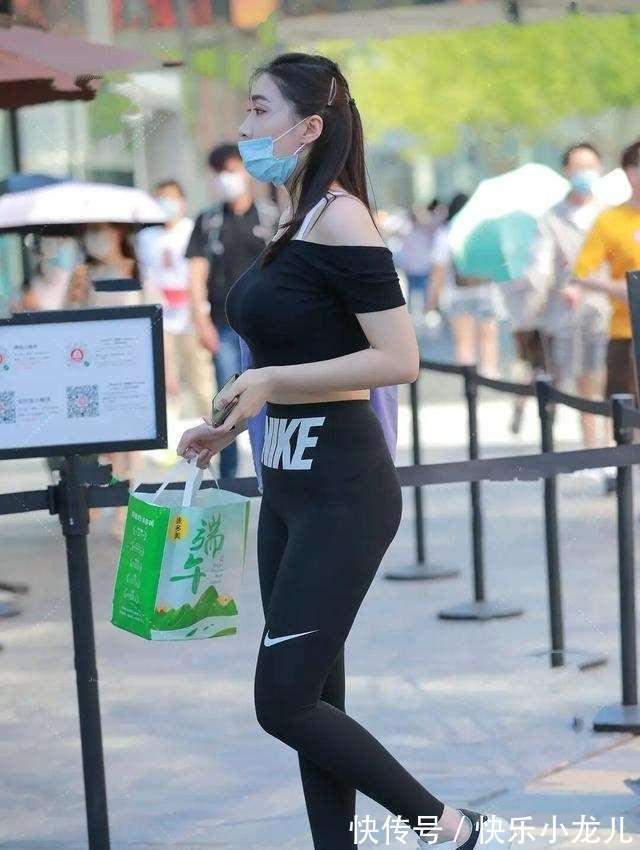 穿搭 露肩露脐T恤搭配打底裤,好看显瘦,清爽时尚