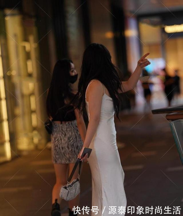 修身长裙 纯净的白色修身长裙,清爽典雅,凸显女神气质!