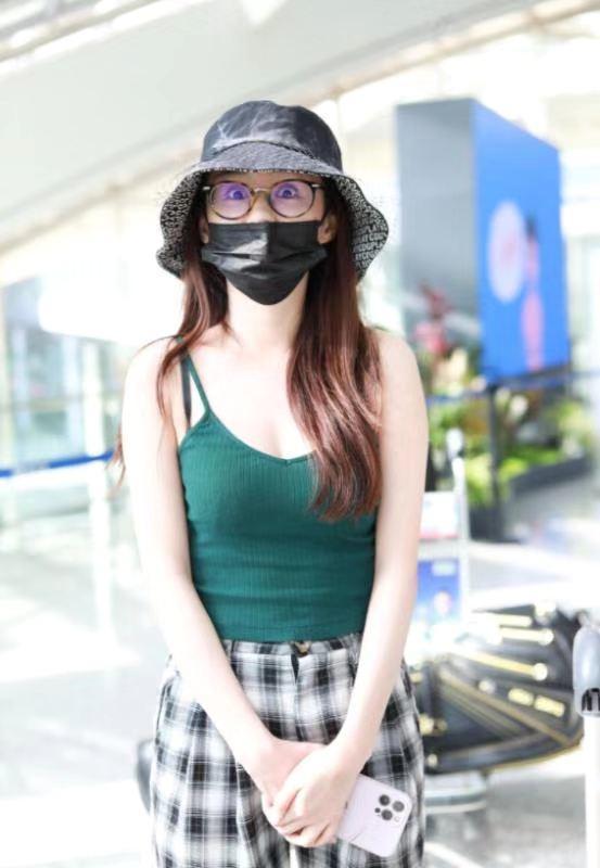 造型|郑合惠子的机场造型清爽洋气,吊带搭配格纹长款,又飒又美