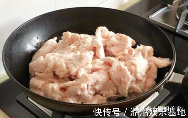 熬猪油时，只加盐大错特错，加它做，猪油又香又白，放1年都不坏