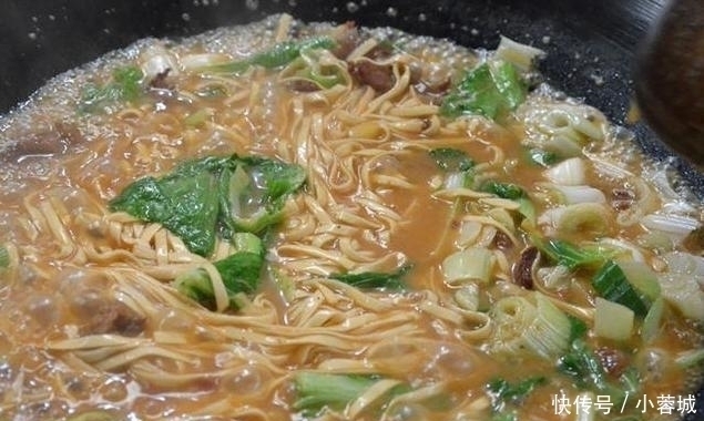 卖出|胖大叔只卖1种面,1天卖出800碗天天排队都要买,吃过的都说香