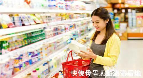 商品|同一箱牛奶,实体店卖50元,为何网上卖25元?商家道出了实情