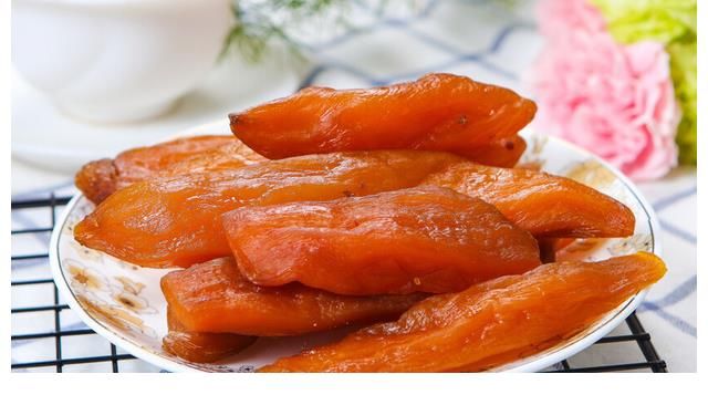 红薯干一晒就发黑?农村大娘教你2招,晒出来软糯香甜,鲜艳透亮