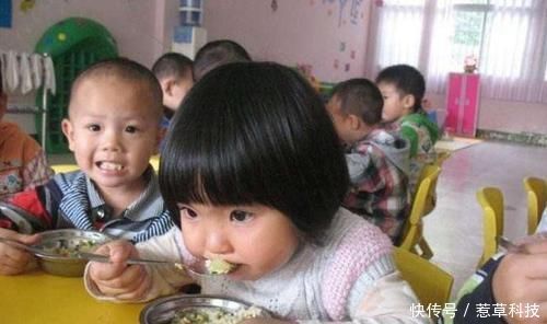 高蛋白|老师发来午餐照,“高蛋白”饭菜惹众怒,宝妈你家孩子吃吗