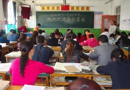 学生家长|“请倒数第一的家长发言”，90后家长台上一番话，令老师惭愧道歉