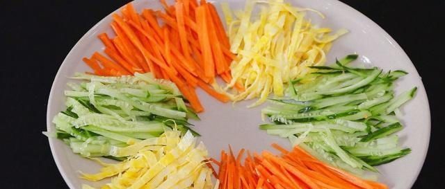 比例|做凉皮太复杂了,教你一种懒人做法,掌握淀粉水的比例很重重要