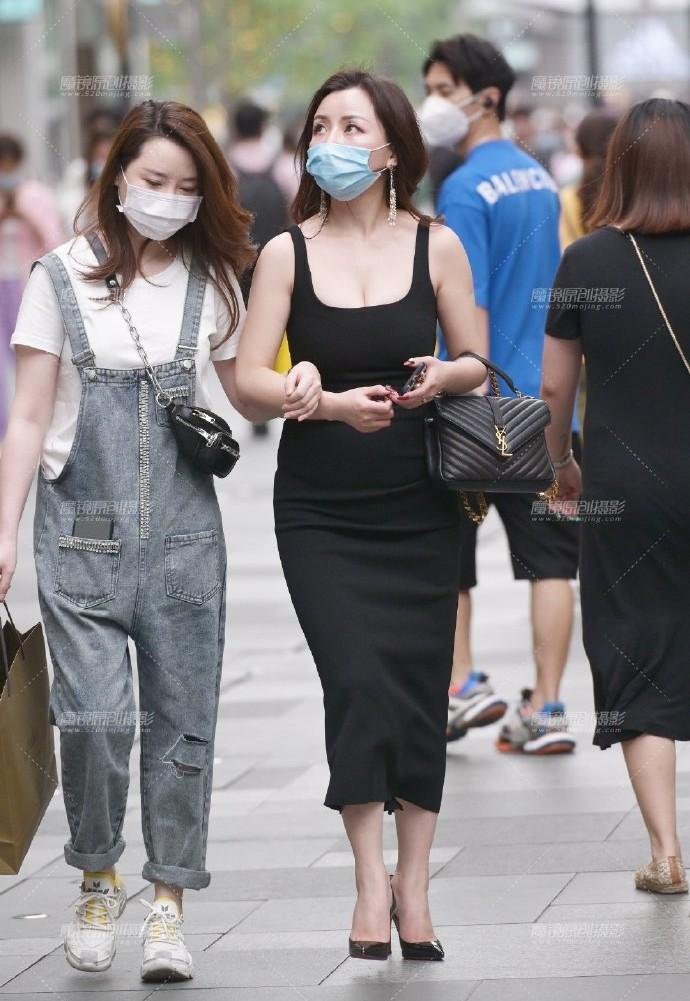 街拍贵妇姐姐太注重“形象”,选的裙子太窄,优雅的都“迈不开”腿了