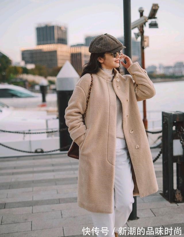 视觉效果 跟着时尚博主学穿搭,毛茸茸的卡其色外套配白裤,温柔简约又时尚!