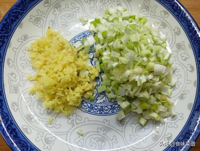 搅拌均匀|头伏到吃饺子，分享8种饺子馅的调法，有荤有素，鲜嫩营养又多汁