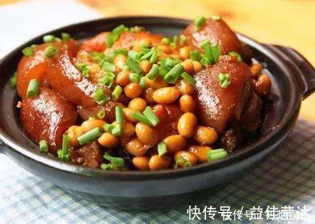 炖猪蹄时，光焯水不行，教你一招小技巧，猪蹄炖好没腥味，香喷喷