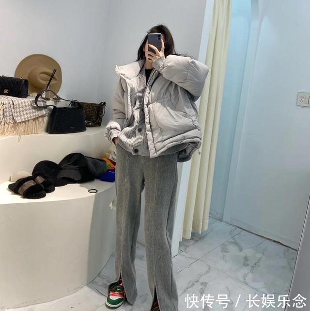 今年冬天“麻花毛衣”真火,搭配对这2件“外套”,温暖还时髦