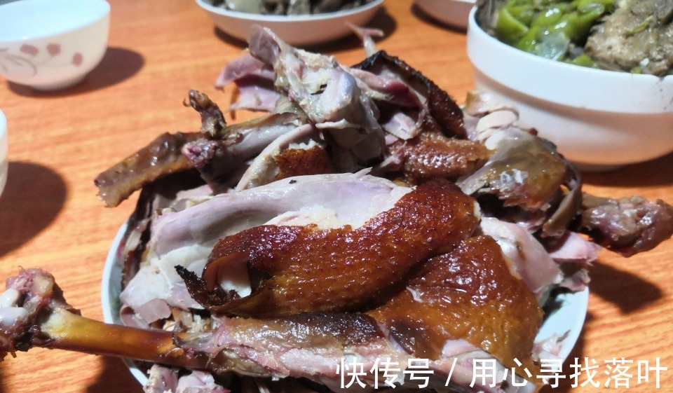 宝妈|一家三口自驾回内蒙，第一餐8道菜，朋友可不敢吃，怕胖！