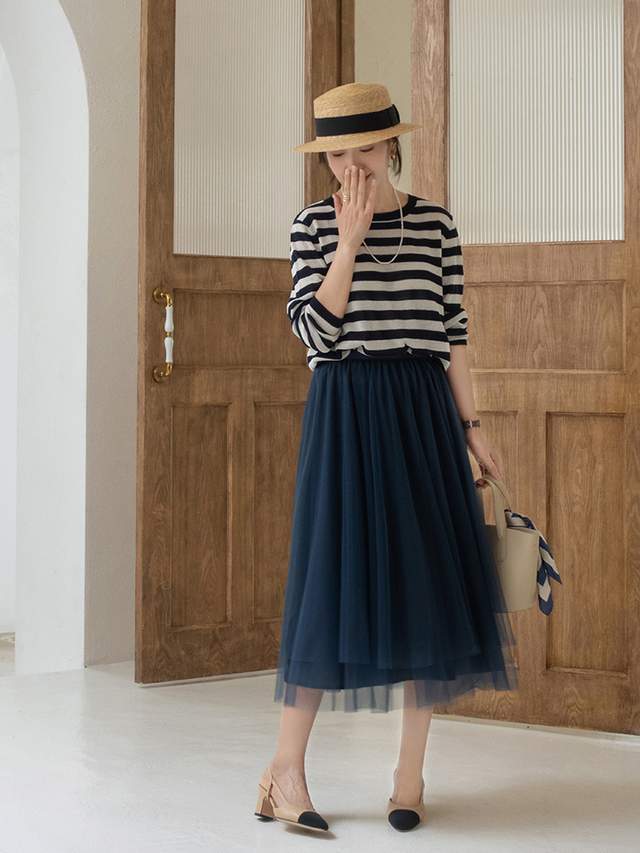 穿搭|35岁的女人怎么穿才优雅?条纹针织衫配A字网纱半身裙,高级洋气