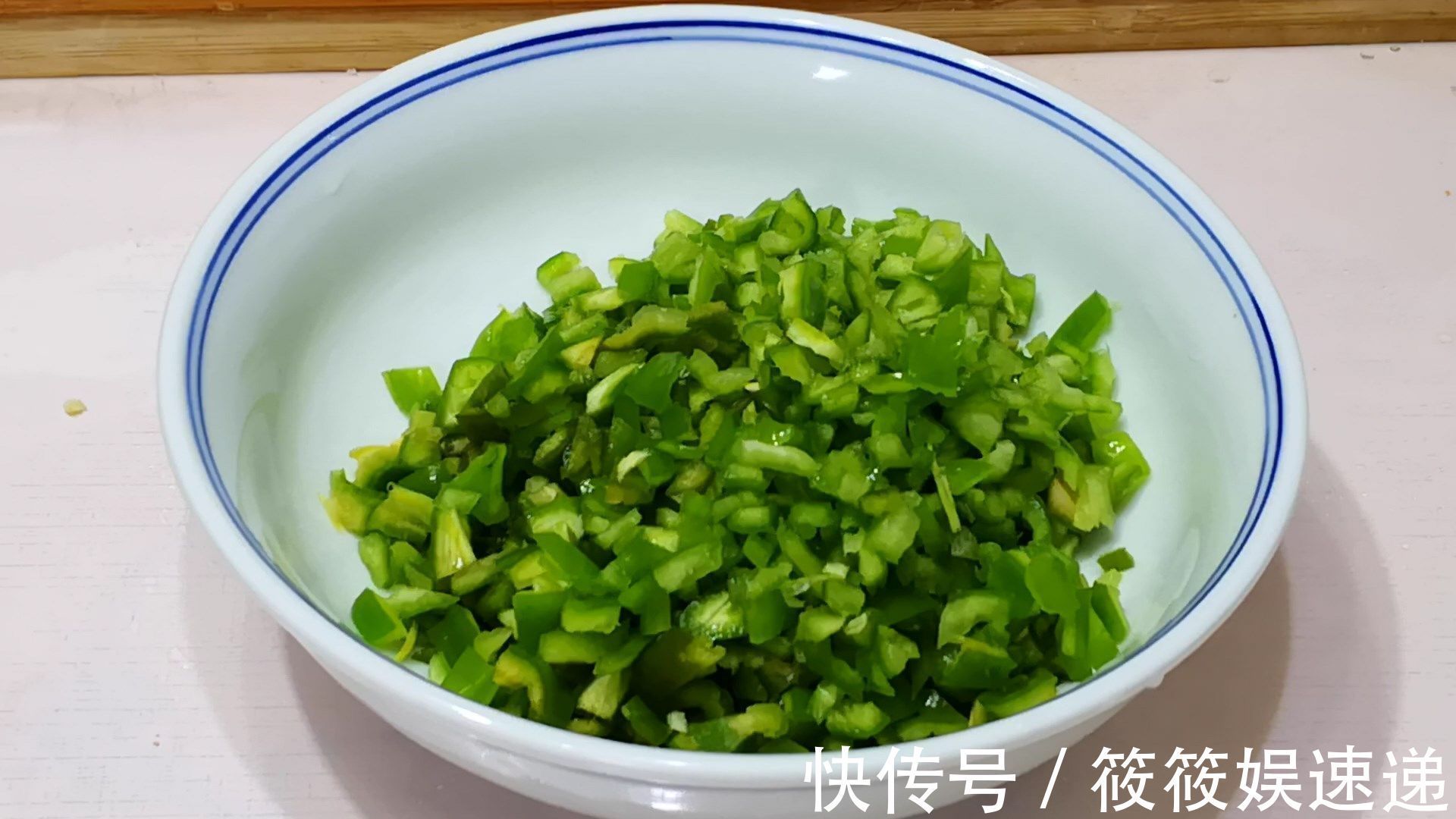 入秋后,遇到此菜我从不手软,5块钱买10斤,腌好后冬天吃特香