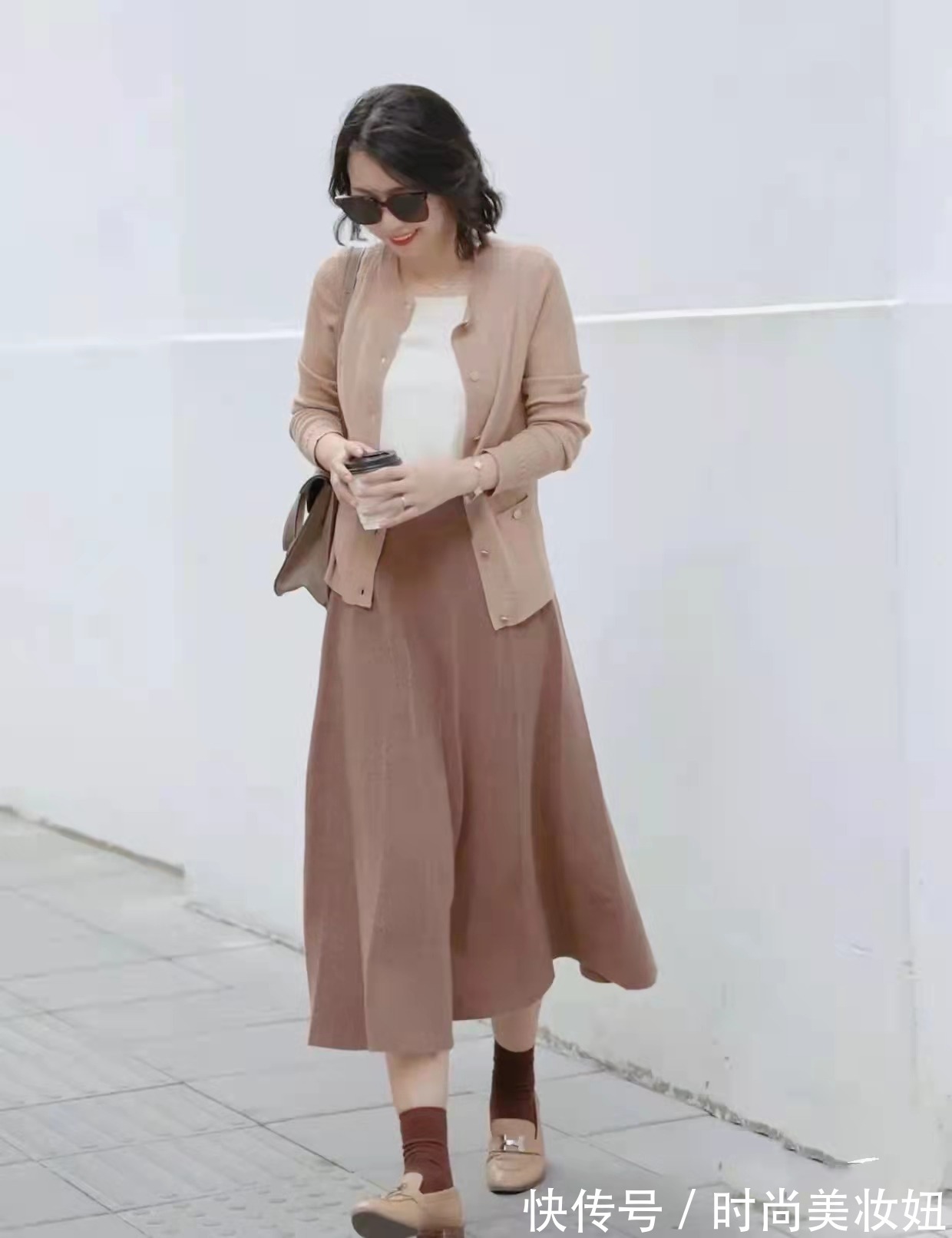 色系 这才是“梨形身材”该有的穿搭,她体重120斤,靠穿搭显瘦又气质