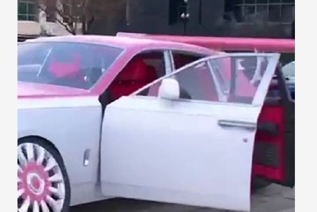 星空顶|男子嫌劳斯莱斯车标土,花费80万,换成“动漫美女”