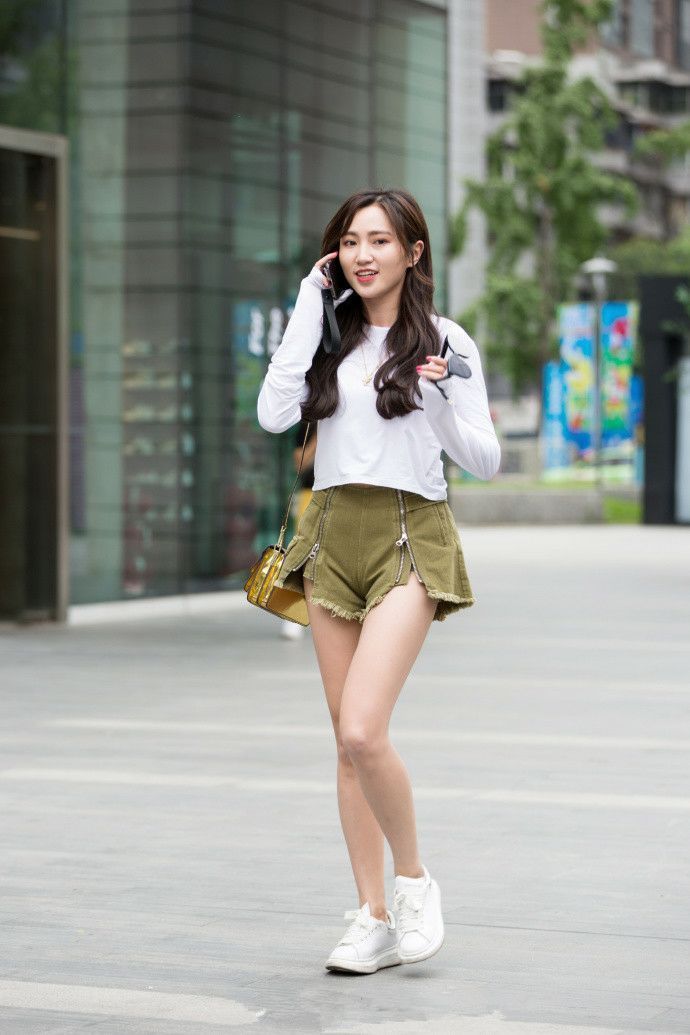 街拍图5披肩黑色包带娇娆婀娜,图4俏皮的表情惹人爱!