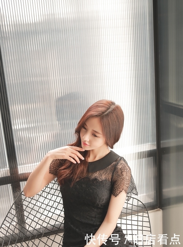 写真|美女写真:长腿小姐姐黑色连衣裙配鱼嘴高跟鞋,身姿性感很迷人