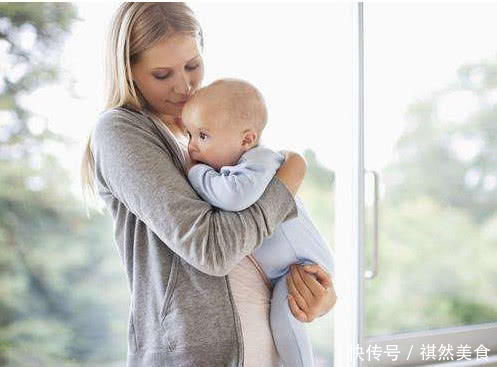 脊柱|越来越多的宝宝脊柱弯曲,全是因为父母这4个动作,出现过的快住手