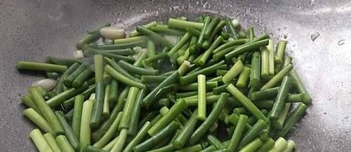 炒猪肉时，先放油还是先放肉？很多人都搞错了，难怪肉又老又硬