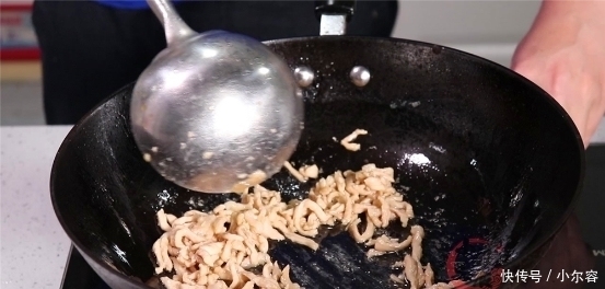 不管炒什么肉,直接下锅是“大忌”多加一步,肉不粘还嫩滑