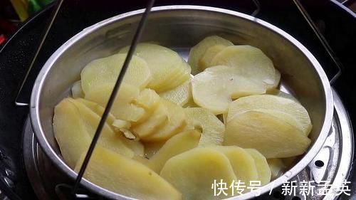 土豆丸子|土豆不再炒着吃,教你1个新吃法,筋道弹牙,上桌连汤汁都不剩
