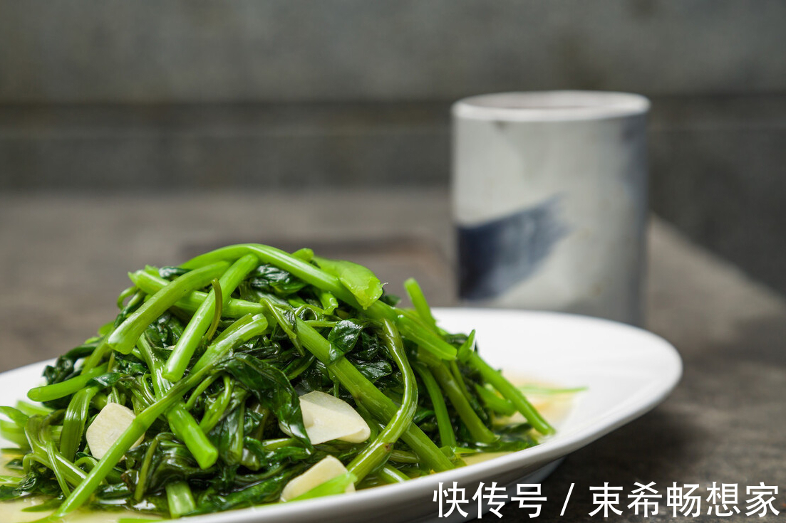 调料|炒空心菜时,不要直接下锅,多加1样调料,翠绿爽口不发黑