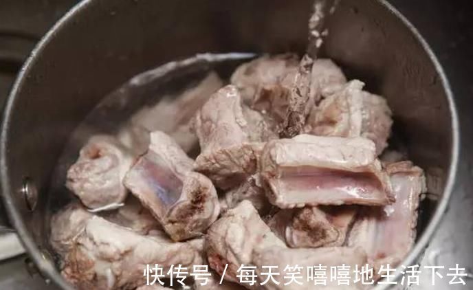 白醋|排骨焯水后，为啥还是腥味大肉质发柴？老师傅：用错水了好吃才怪