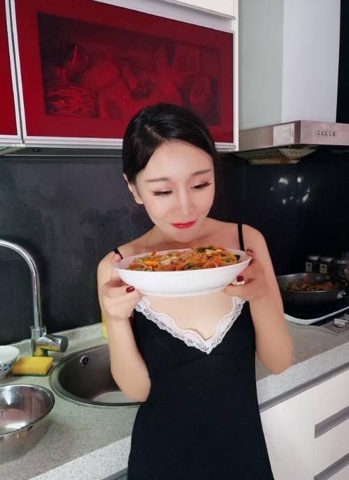 美厨娘 吊带裙美厨娘,尽显时尚动人的美,时尚气质满分!