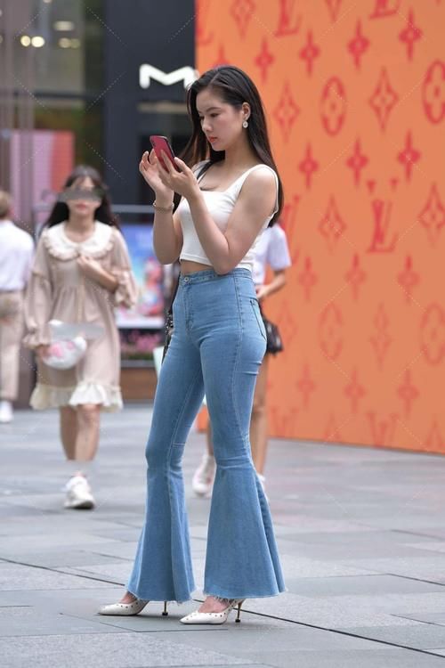 时尚：牛仔裤搭配高筒靴，特别适合身高腿长的女生