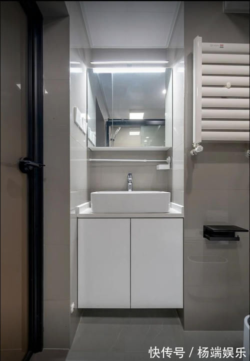 客厅|还是老公机智,阳台客厅之间装个隔断墙,空间宽敞不止一点点!