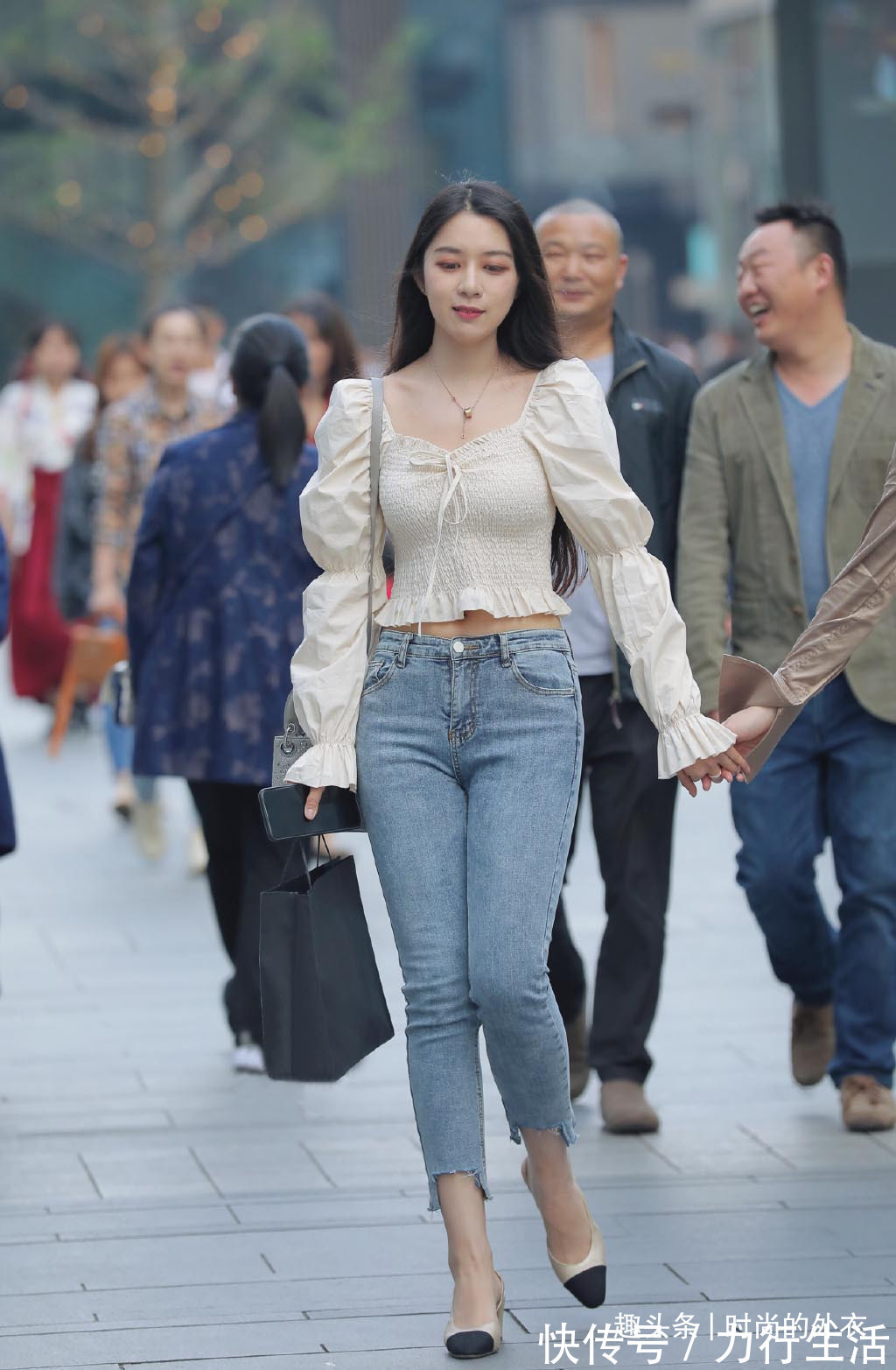 牛仔裤|牛仔八分裤时尚显腿长,气质女生都爱穿,轻松秀出了个性造型