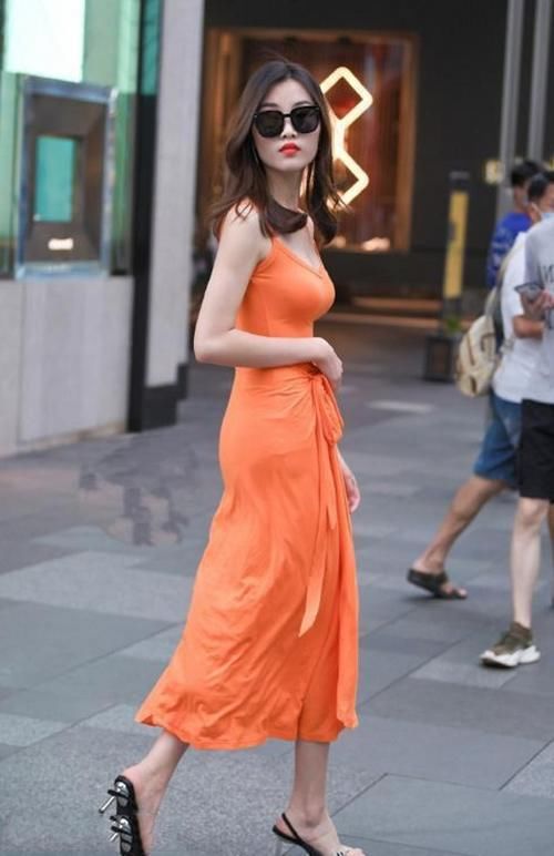 路人街拍,小姐姐选择超短裤,活力十足而且清爽又大方