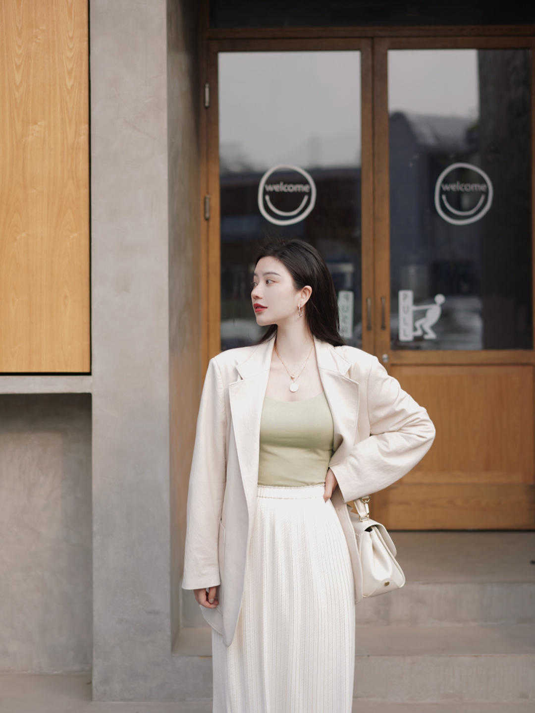 搭配|秋天穿衣要风度也要温度,这条裙子保暖又时尚,穿出了时髦感